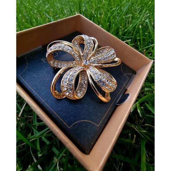 Monet Rhinestone Gold Tone Brooch Bow Flower In New Box - Picture 2 of 5